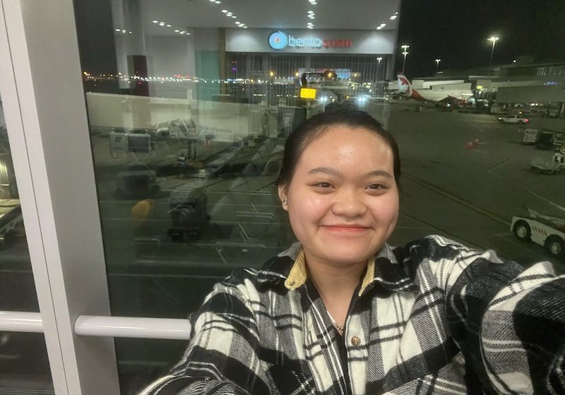 Bạn Trúc Đào tại sân bay quốc tế Ontario